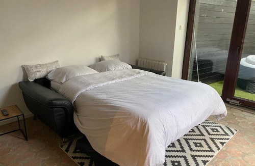 Bonnelles House | Studio duplex avec spa et cour privée