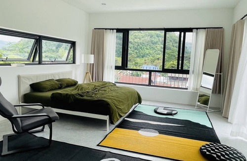 Mu Si House | Stylish Family Suit Mountain View w/ Kitchen & Deck-7 min to Khaoyainationalpark