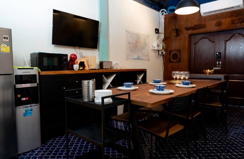 Yan Nawa House | Stylish townhome w/working station- 5mins to food, fun,metro