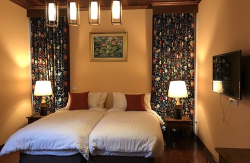 Ratchathewi Bed & Breakfast | Thai retro style in center of Bangkok near Pratunam,Central world,Airport link.