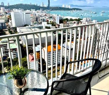 Pattaya Bay Apartment | The Base Central PATTAYA Long Balcony King-Bed with Infinity Pool & Free Netflix