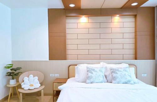 Ban Bang Saen Hotel | The beach bangsaen condo daily room Poolside