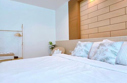Ban Bang Saen Hotel | The beach bangsaen condo daily room Poolside