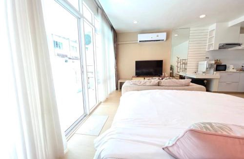 Ban Bang Saen Hotel | The beach bangsaen condo daily room Poolside