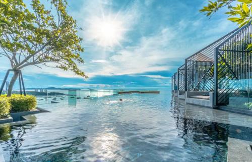 Pattaya Bay Apartment | The EDGE Central PATTAYA with Living Room & Infinity Pool