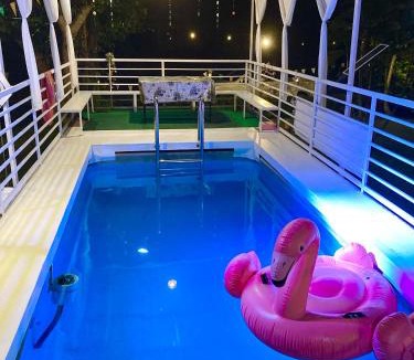 Kaeng Krachan House | The Family Ozone Pool Houseบ้านพักตากอากาศส่วนตัวกว้างๆแฟมิลี่โอโซนพลูเฮ้าส์3ห้องนอนหลักและ1ห้องเสริมเตียง2ชั้น3ห้องนำ้1ห้องครัวรองรับ8-12ท่านเสริมได้5เป็น17ท่าน By The Mountain Ozoneบ้านโอโซนขุนเขาแก่งกระจาน