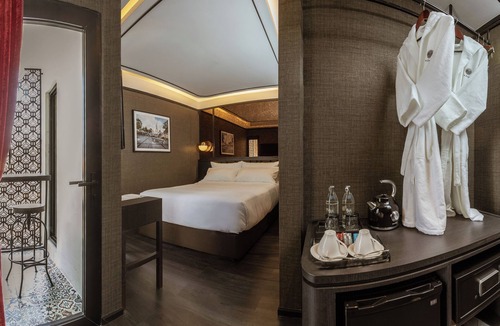 Talat Yot Hotel | The Gravitique Hotel Khaosan