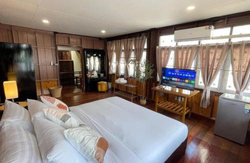 Bang Phra Hostel | The Memory Hostel