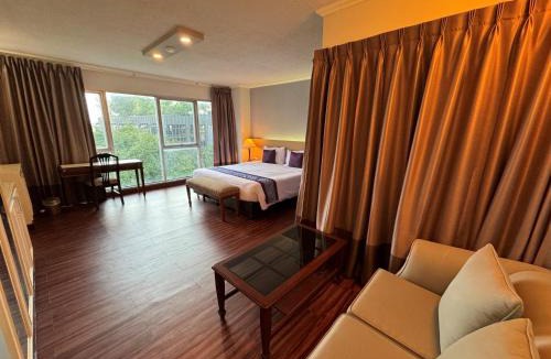 Yan Nawa Hotel | The Step Sathon