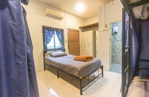Ko Lanta Hostel | The Travelers Friend En Suite dorm room AC