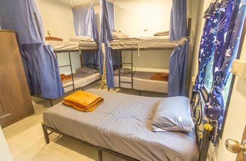 Ko Lanta Hostel | The Travelers Friend En Suite dorm room AC