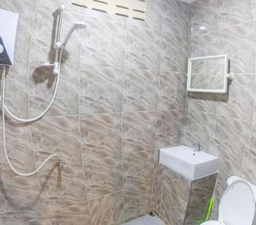 Ko Lanta Hostel | The Travelers Friend En Suite dorm room AC