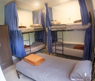 Ko Lanta Hostel | The Travelers Friend En Suite dorm room AC