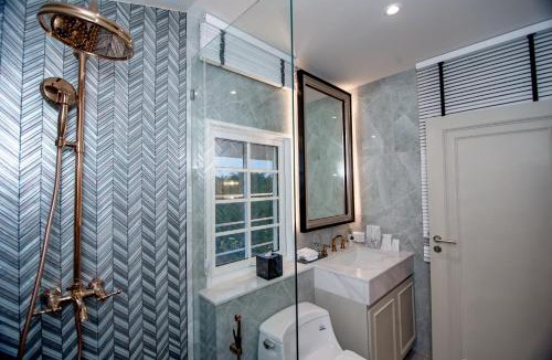 Khanong Phra Villa | Villa De White House