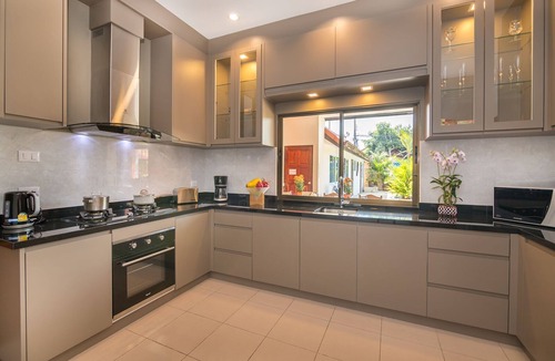 Nong Prue Villa | Villa Pattaya Hill minutes from the Beach/Pattaya/FREE Electricity