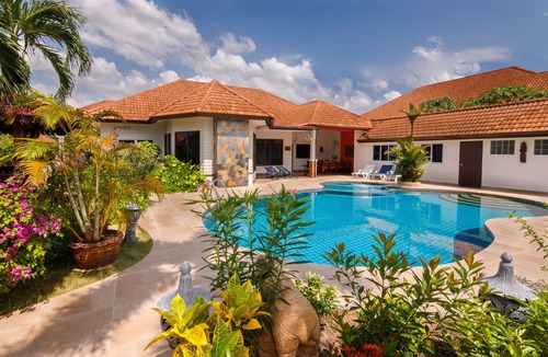 Nong Prue Villa | Villa Pattaya Hill minutes from the Beach and City Pattaya