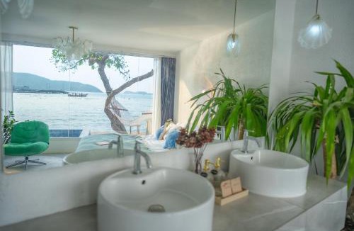 Koh Lan Hotel | White Beachfront Pool Villa Koh Larn