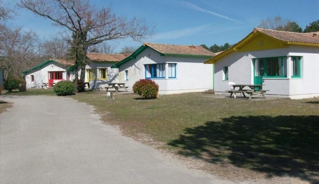 6 PEOPLE IN A PEDESTRIAN RESIDENCE and SWIMMING POOLS
