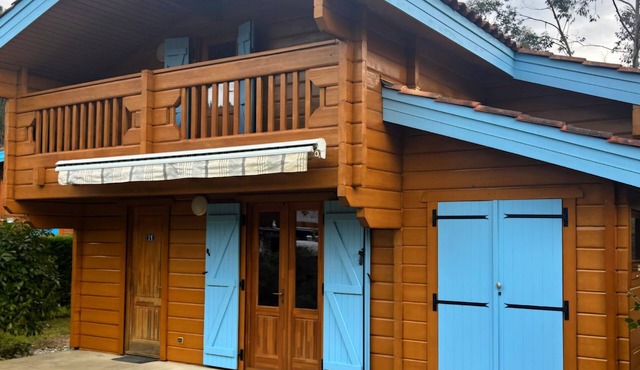 Air-conditioned chalet sleeps 4/6 in secure residence 5km from the beach