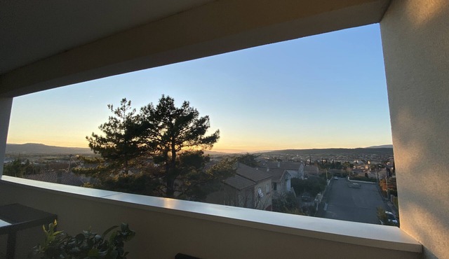 Beautiful air-conditioned T3 DUPLEX with panoramic view of the Luberon