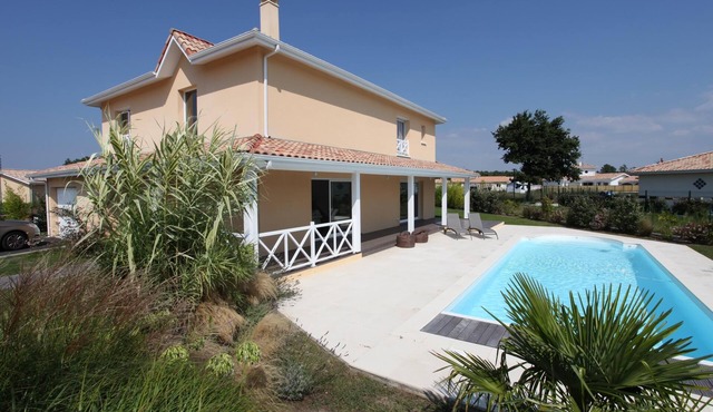 Beautiful villa in Arès Bassin Arcachon with heated swimming pool and large garden