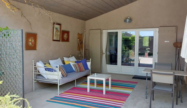 Charming cottage with pool near Avignon