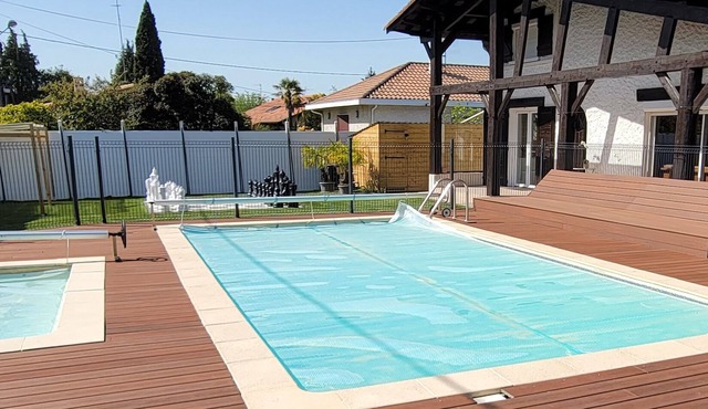 CLIMATIZED family villa, 700m from the sea, sleeps 33 to 40, HEATED POOLS!