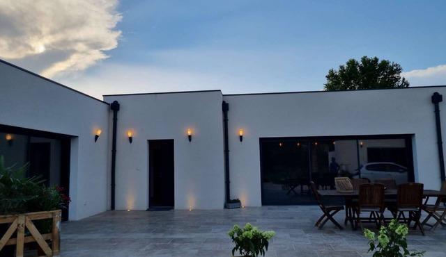 Contemporary house at the gateway to the Luberon in a peaceful and relaxing setting