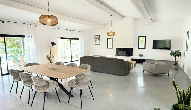 Contemporary villa in the heart of the Alpilles