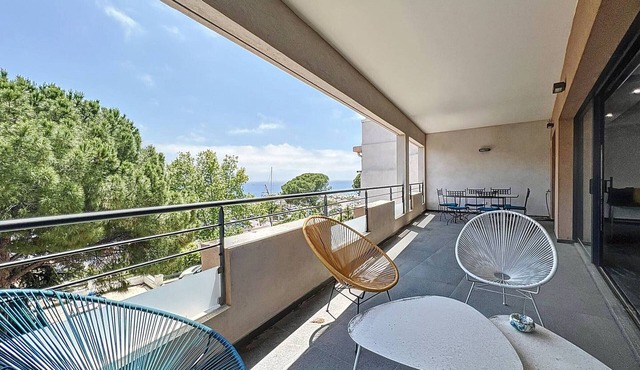 Luxury apartment 100m from the beach - 2 bedrooms, air conditioning, parking, WiFi