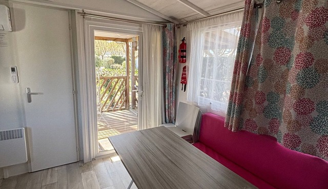Mobile Home 'Luberon Detente' with Lake View, Shared Pool and Air Conditioning