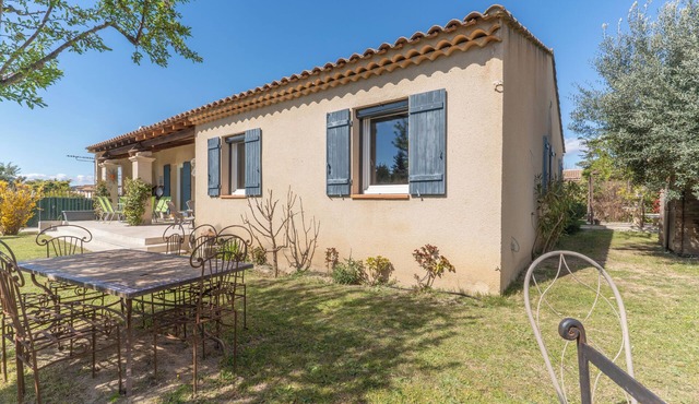 Riad Provençale, with swimming pool, near a village located between sea and mountains.