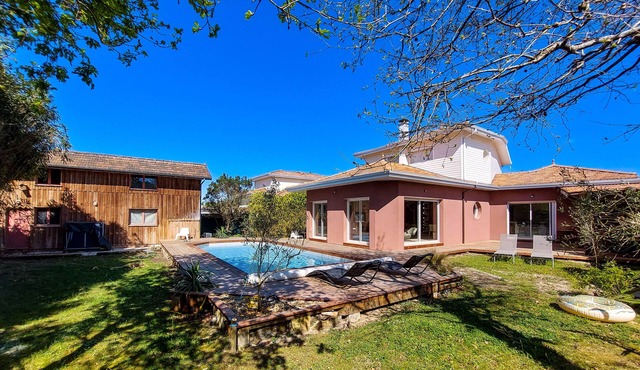 Stunning contemporary 2,200 sq ft villa for 10 persons with swimming pool heated