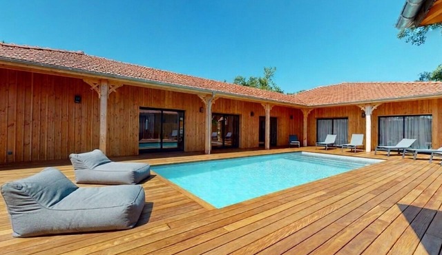 Villa with air conditioning and heated pool