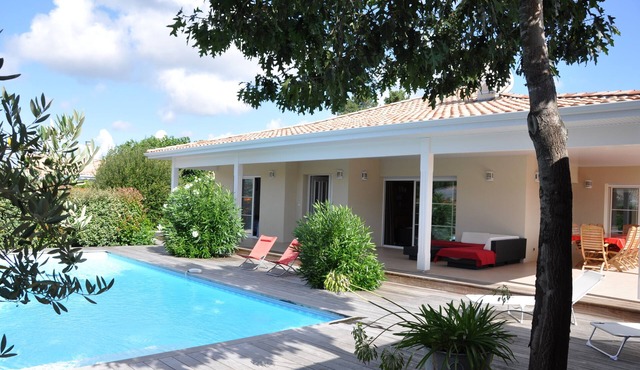 Villa with large pool near the Atlantic coast and Arcachon Bay