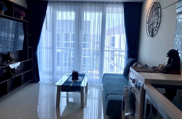 Pool View Luxury Business Suite F6 in Grand Avenue by Pattaya City Estates