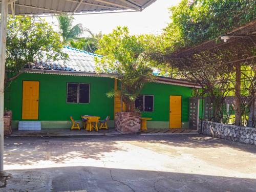 Sattahip Hostel | แฝดสามการ์เด้นท์รีสอร์ท