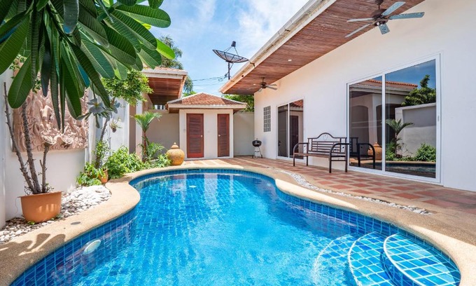 Jomtien Villa | 长住优惠-芭提雅市中心2卧泳池别墅,近网红悬崖餐厅Sky gallery步行街