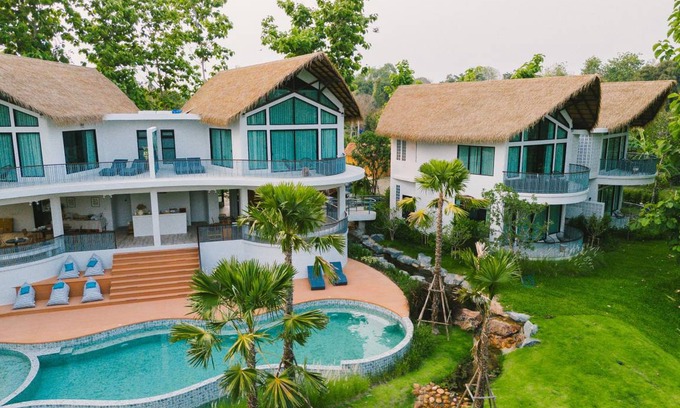 Song Phi Nong Hotel | 120 m² Hotel ∙ 2 bedrooms ∙ 10 guests