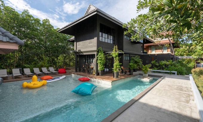 Laem Phak Bia Hotel | 235 m² Hotel ∙ 5 bedrooms ∙ 15 guests