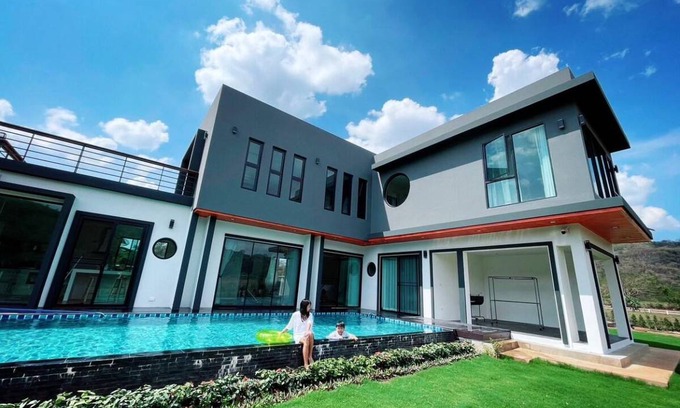 Khanong Phra House | 300 m² House ∙ 4 bedrooms ∙ 12 guests
