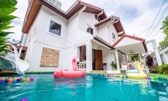 North Pattaya Villa | 300 m² Villa ∙ 4 bedrooms ∙ 10 guests