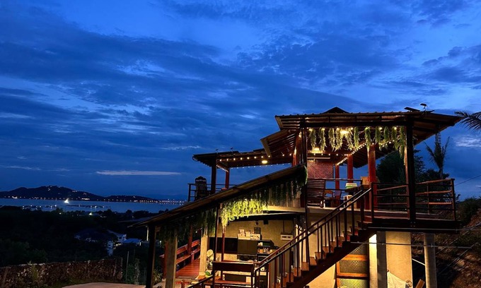 Singhanakhon House | 360 m² House ∙ 3 bedrooms ∙ 20 guests