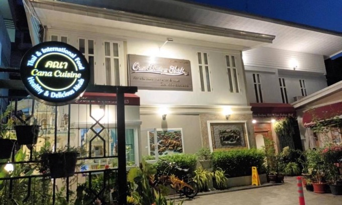 Bang Phlat Hotel | 45 m² Hotel ∙ 9 guests