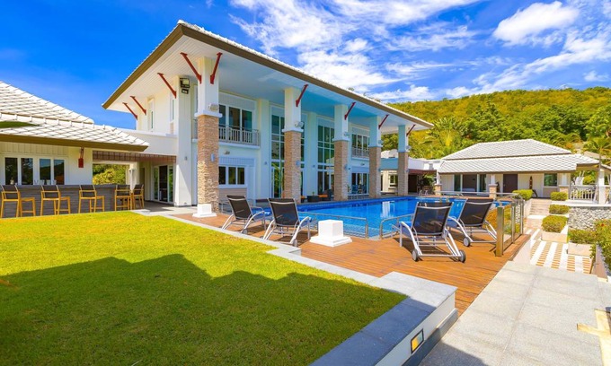 Hua Hin Villa | 859 m² Villa ∙ 7 bedrooms ∙ 20 guests