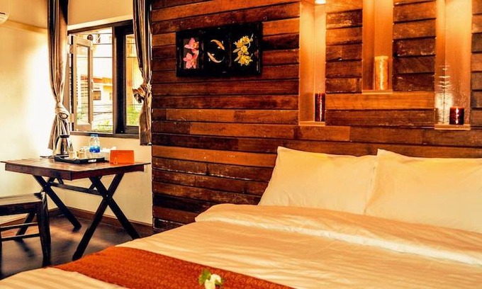 Suan Luang Hostel | Around The World Bed & Breakfast