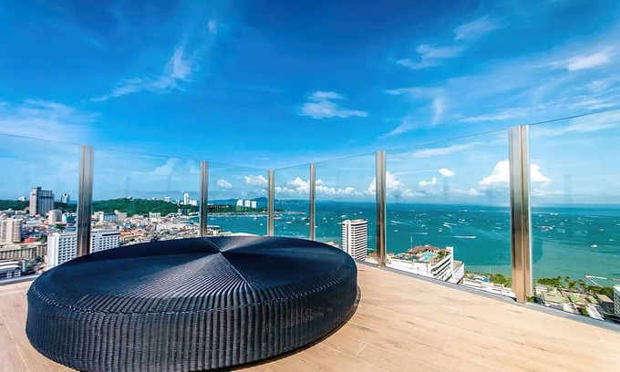 Phra Khanong Nuea Condo | Central Pattaya with Infinity Pool, Near The Beach
