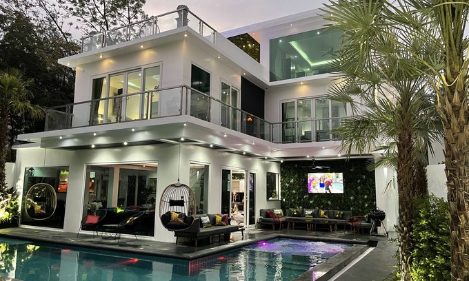 South Pattaya Villa | Deluxe 5-Bedroom Villa with Private Pool and Sauna