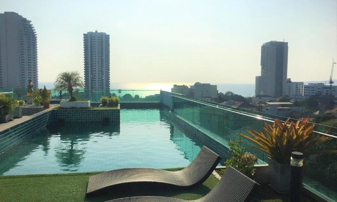 Jomtien Apartment | Fantastic roof top pool!