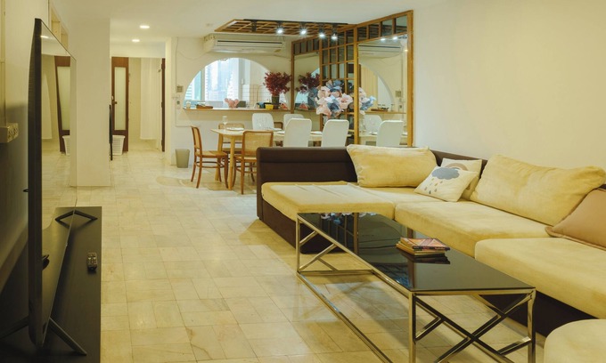 Silom Condo | Large unit for 8 people, in the city center of Silom, suitable for large groups